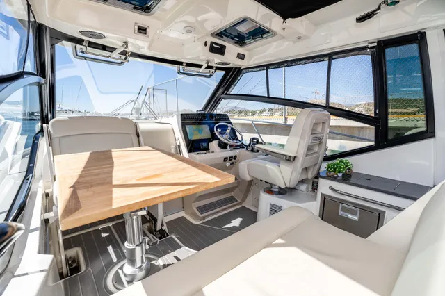 Enclosed cockpit — Boston Whaler 325 Conquest reference photograph