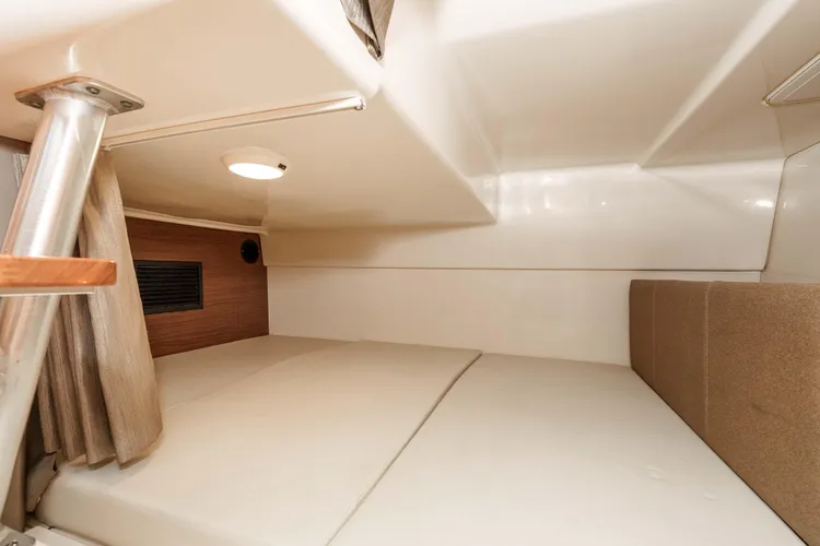 Additional berth — Boston Whaler 325 Conquest reference photograph