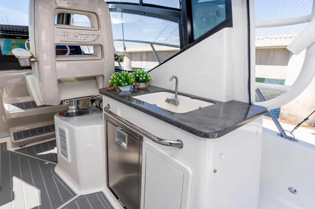 Wet bar & fridge — Boston Whaler 325 Conquest reference photograph